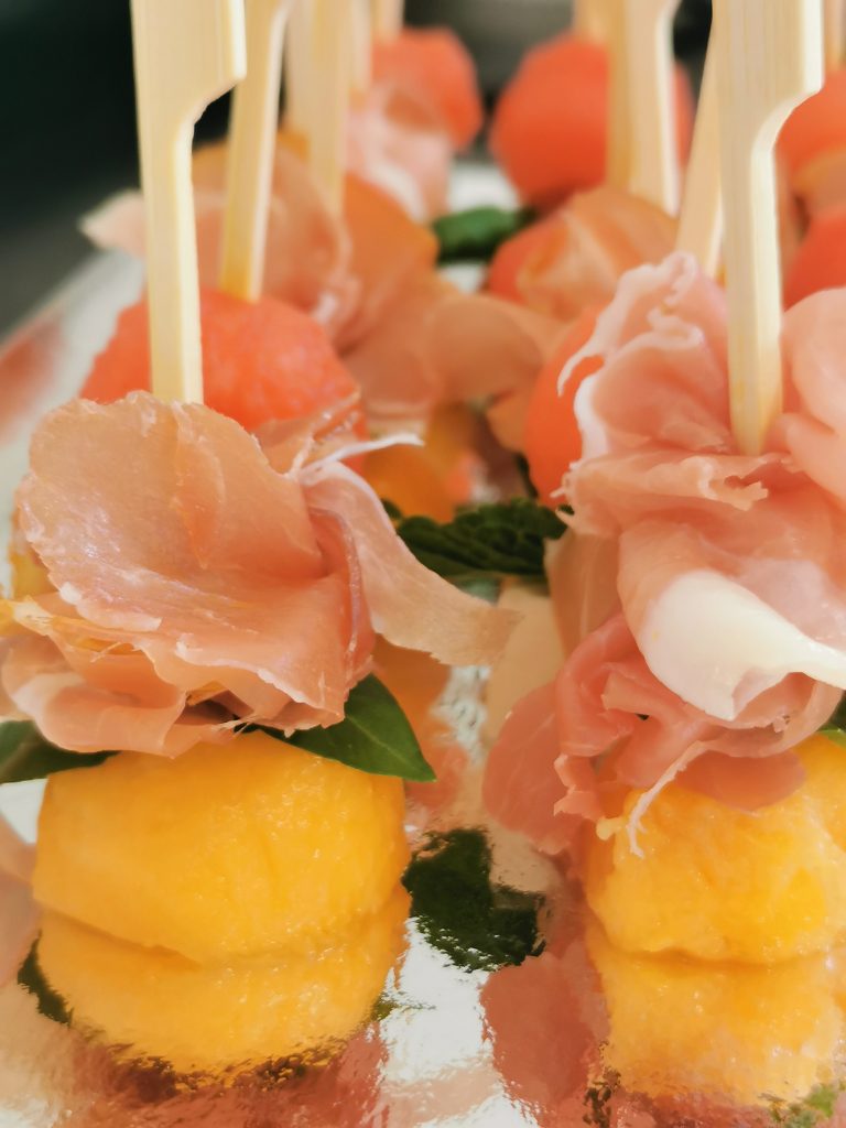 Bouchées melon et jambon cru pour un apéritif – traiteur italien à Léognan