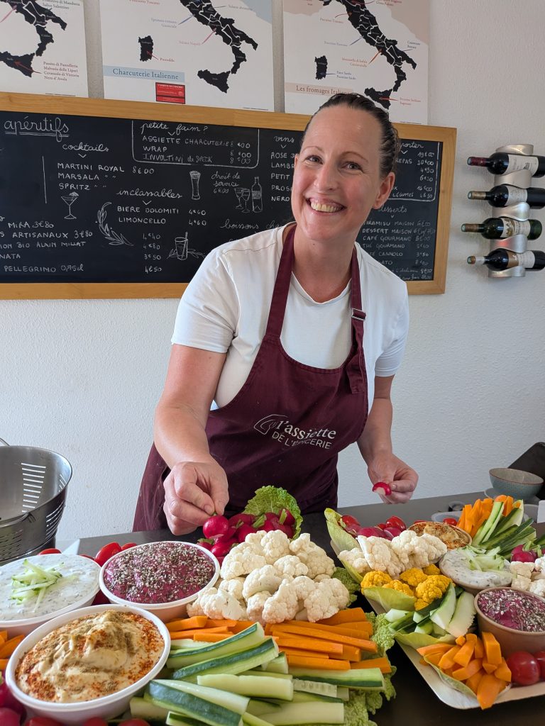 Préparation d'un plateau de crudités et dips maison par L'Assiette de l'Épicerie, traiteur à Léognan
