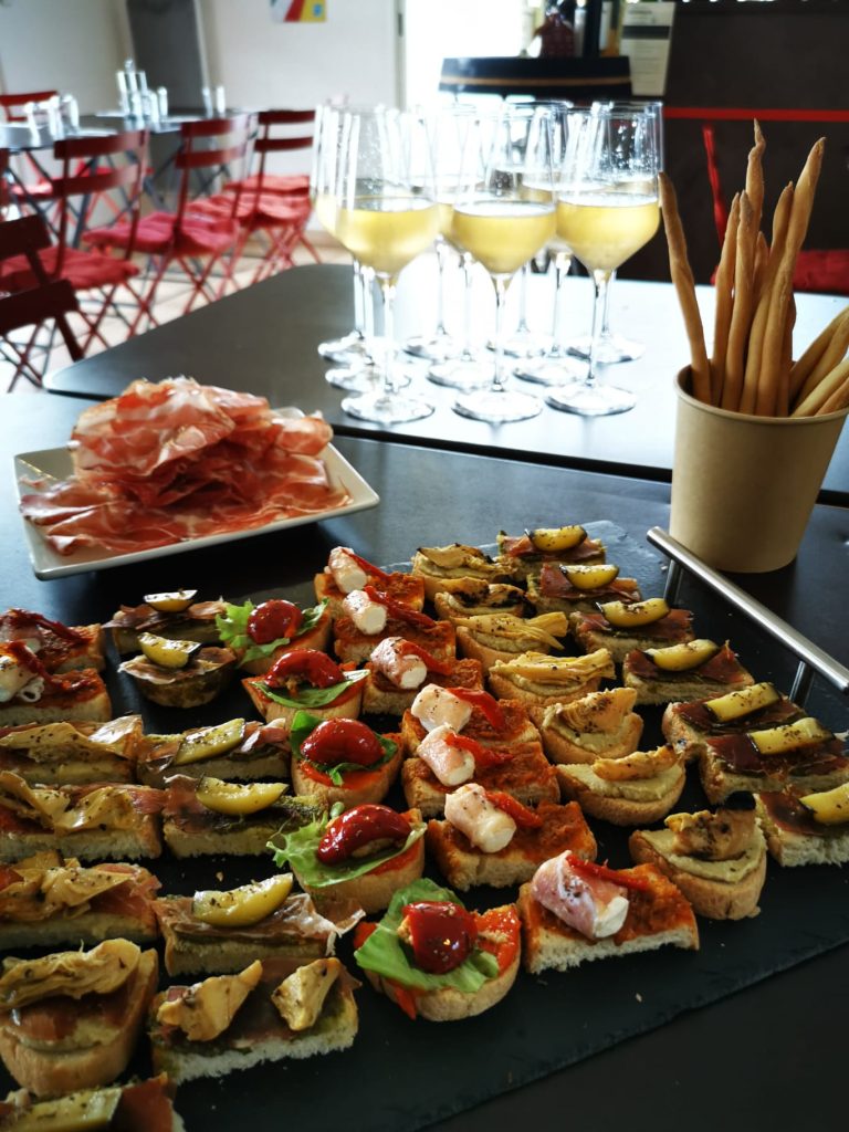Tapas italiennes et jambon cru servis par L'Assiette de l'Épicerie, traiteur à Léognan